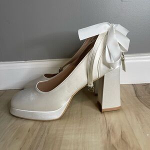 Women’s Elegant Ballet Satin Bow White Pumps